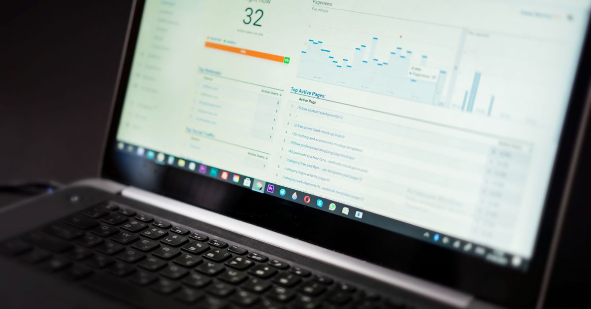 Laptop met een bezoekersteller die laat zien hoeveel mensen er op dit moment op de website zijn